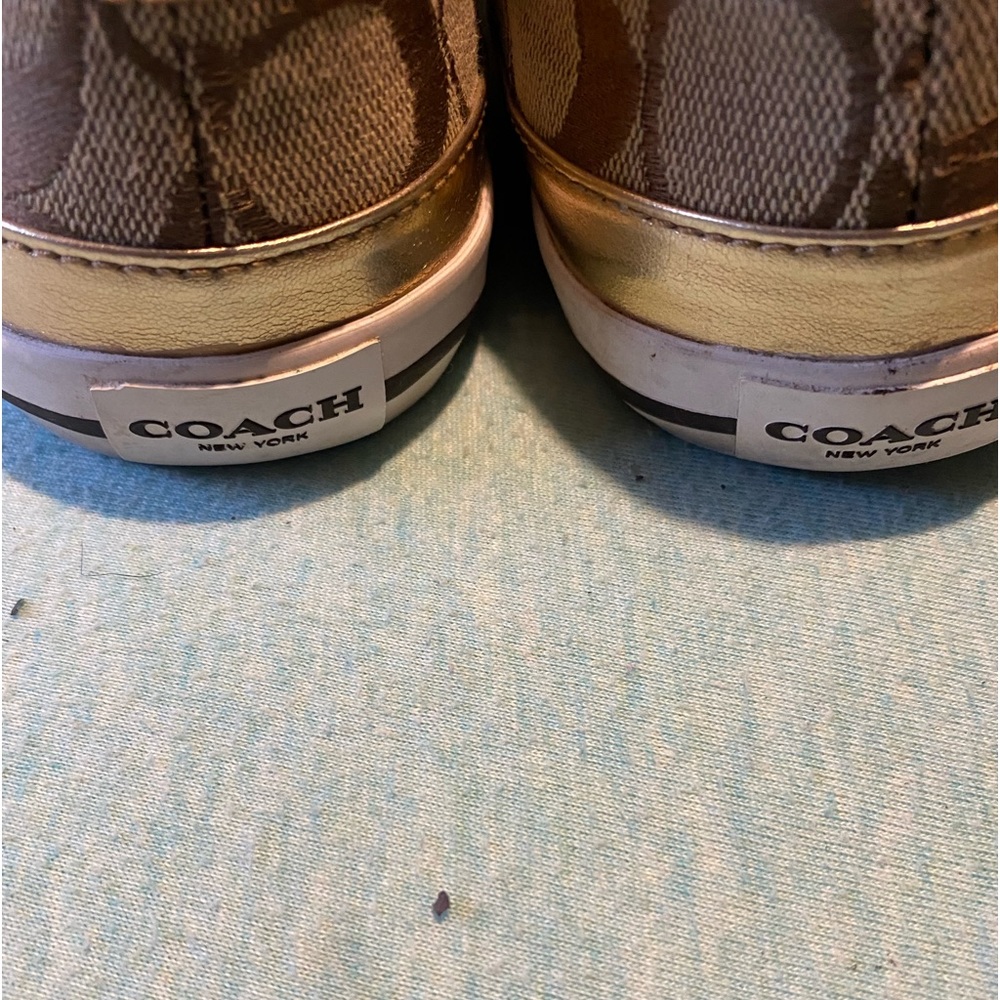 Size 8, wore 3 times, the sides is peeling but can be fix
